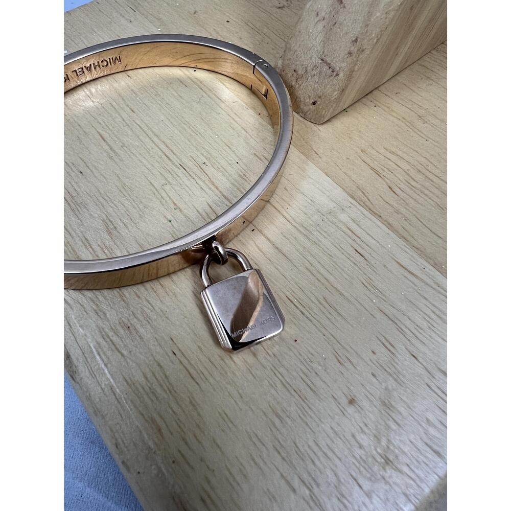 Michael Kors One Size Rose Gold-Tone Bangle Pavé Lock Charm Hinged Chic Modern - Picture 7 of 8